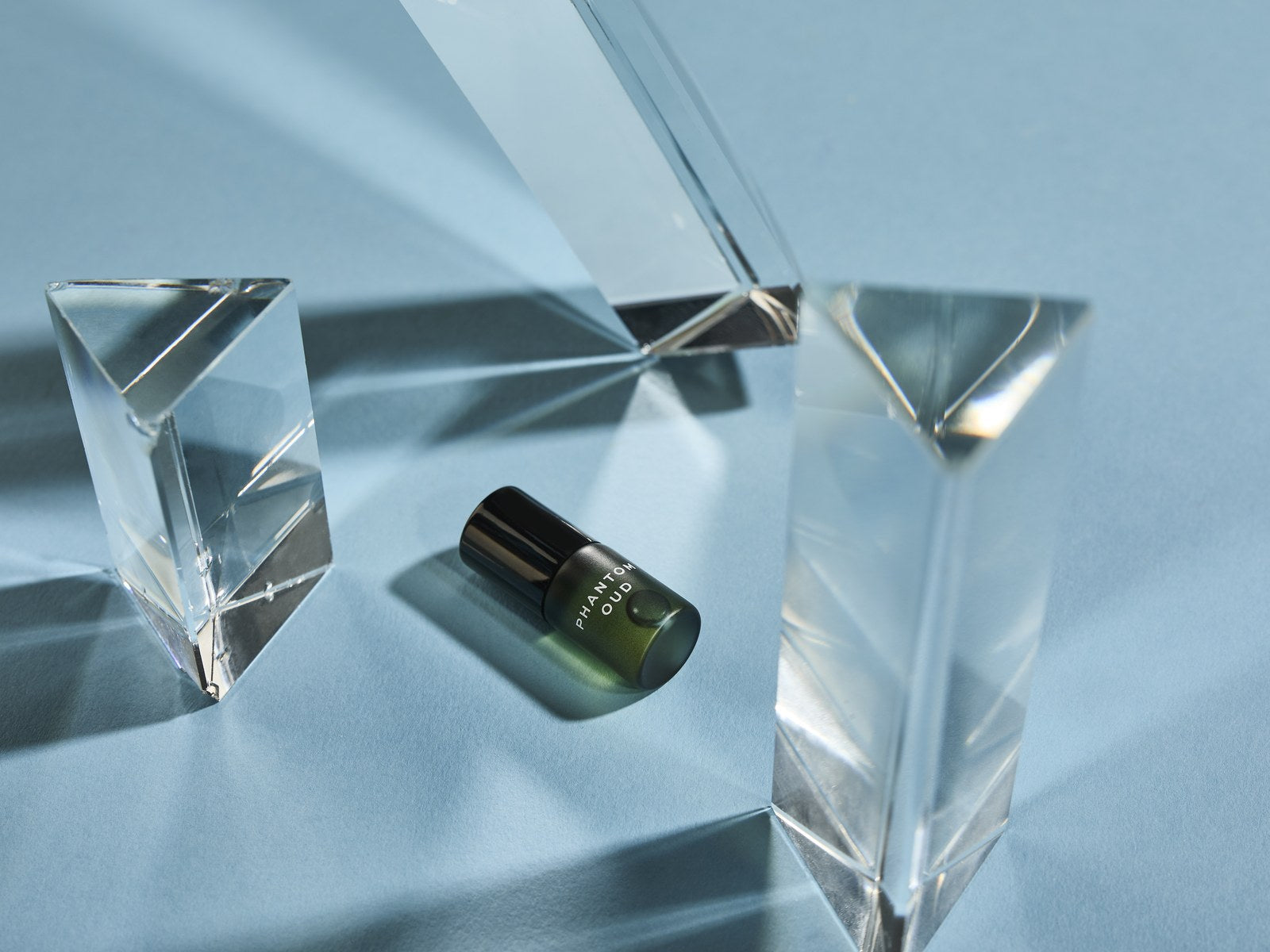 Discovery Collection oud rollerball on ice-blue glass cubes